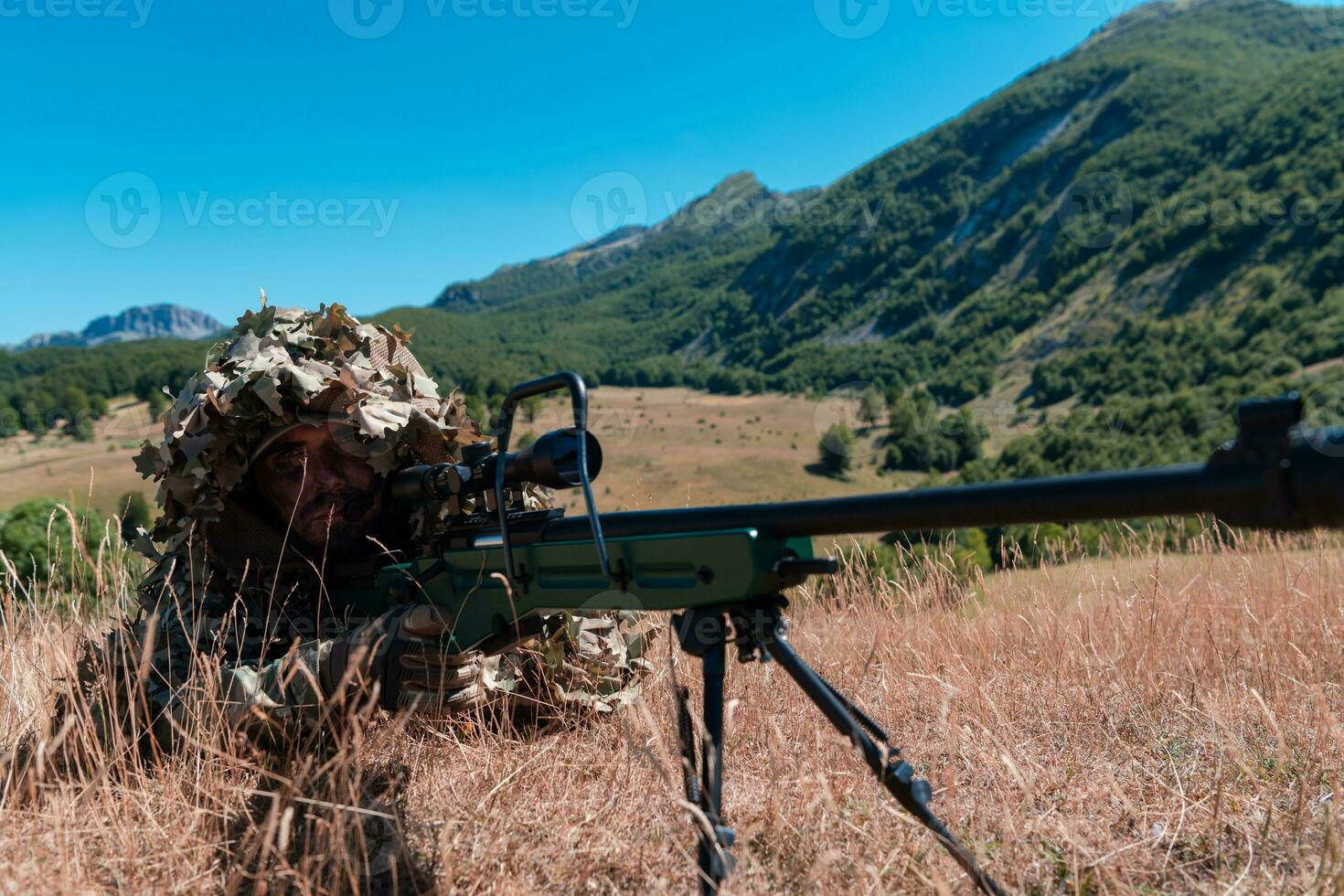 esercito soldato Tenere cecchino fucile con scopo e mirando nel foresta. guerra, esercito, tecnologia e persone concetto foto