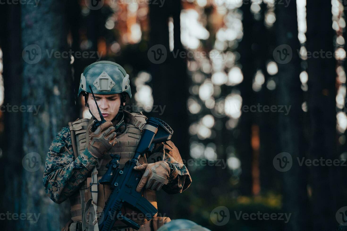 moderno guerra soldato comandante ufficiale parlando portatile Radio stazione e dare ordini suddivisione squadra foto