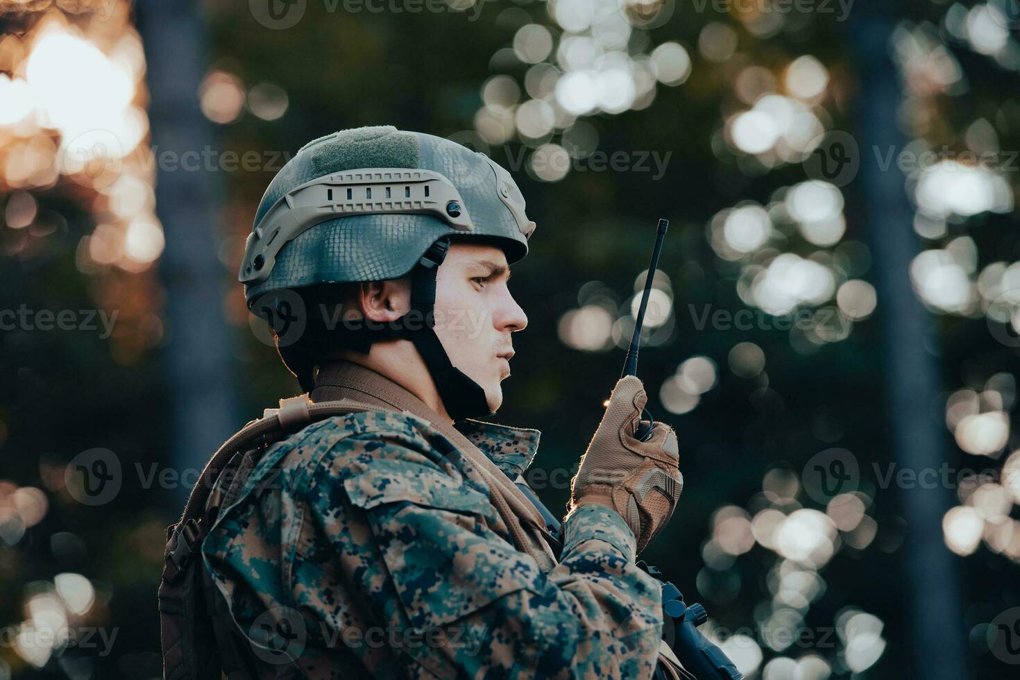 moderno guerra soldato comandante ufficiale parlando portatile Radio stazione e dare ordini suddivisione squadra foto