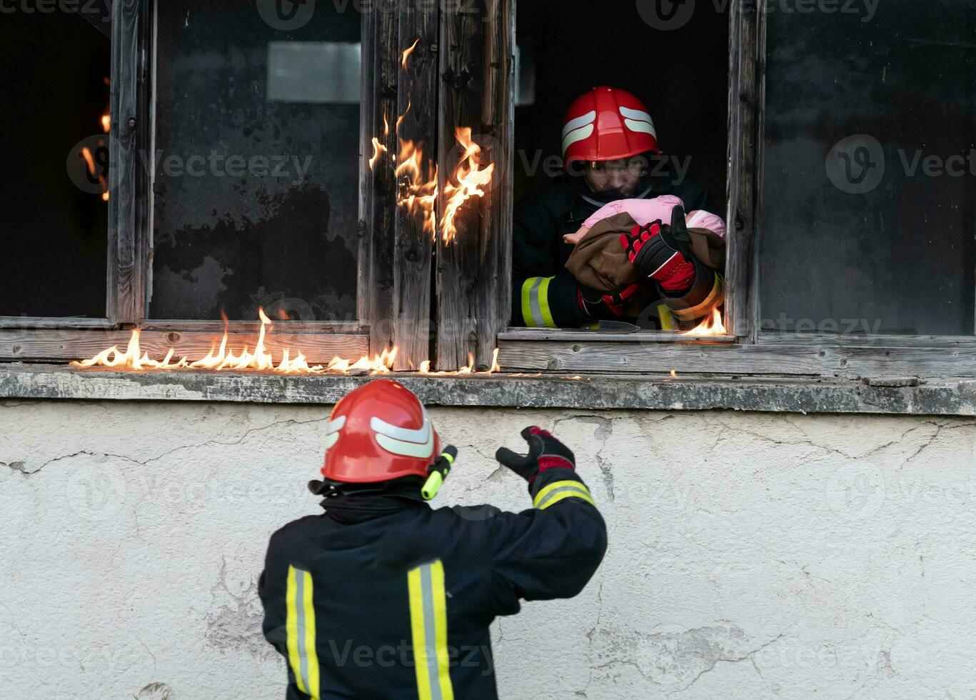 pompiere eroe trasporto bambino ragazza su a partire dal ardente edificio la zona a partire dal fuoco incidente. salvare persone a partire dal pericoloso posto foto