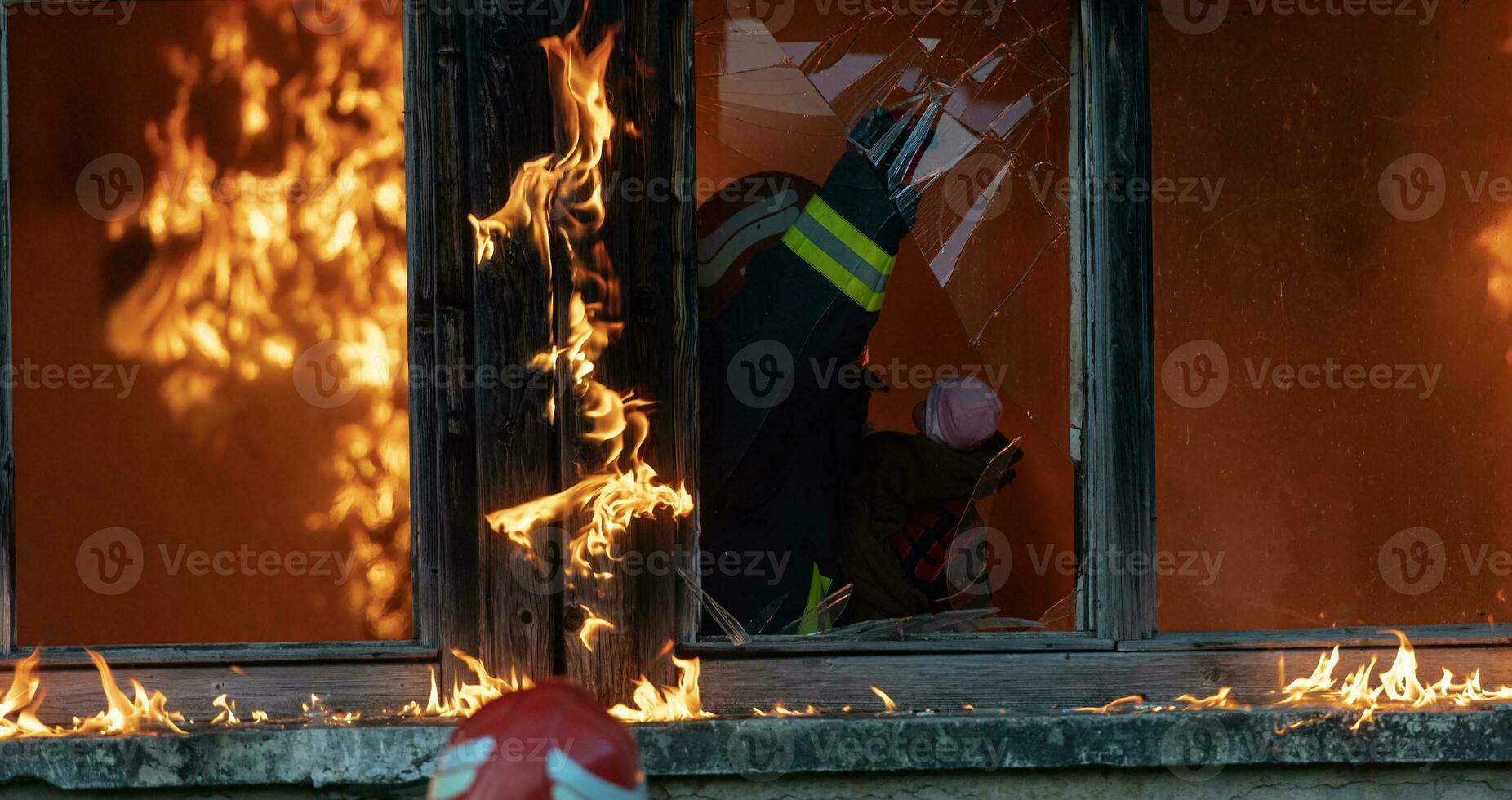 pompiere eroe trasporto bambino ragazza su a partire dal ardente edificio la zona a partire dal fuoco incidente. salvare persone a partire dal pericoloso posto foto