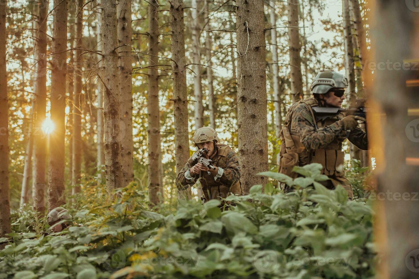 un' gruppo di moderno guerra soldati è combattente un' guerra nel pericoloso a distanza foresta le zone. un' gruppo di soldati è combattente su il nemico linea con moderno Armi. il concetto di guerra e militare conflitti foto