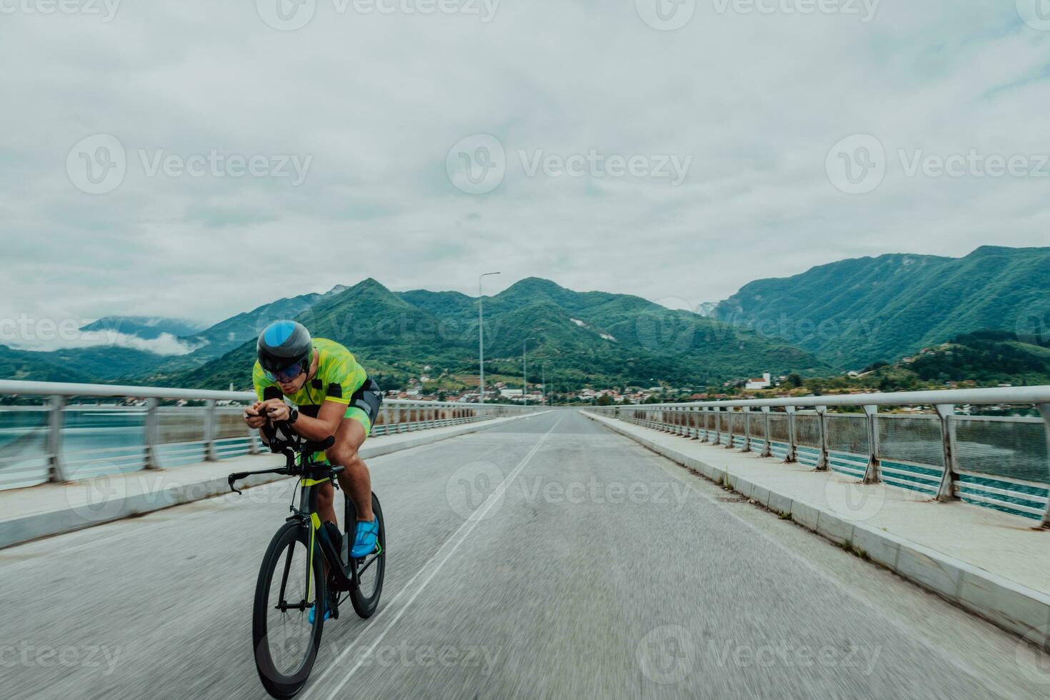 pieno lunghezza ritratto di un attivo triatleta nel abbigliamento sportivo e con un' protettivo casco equitazione un' bicicletta. selettivo messa a fuoco foto