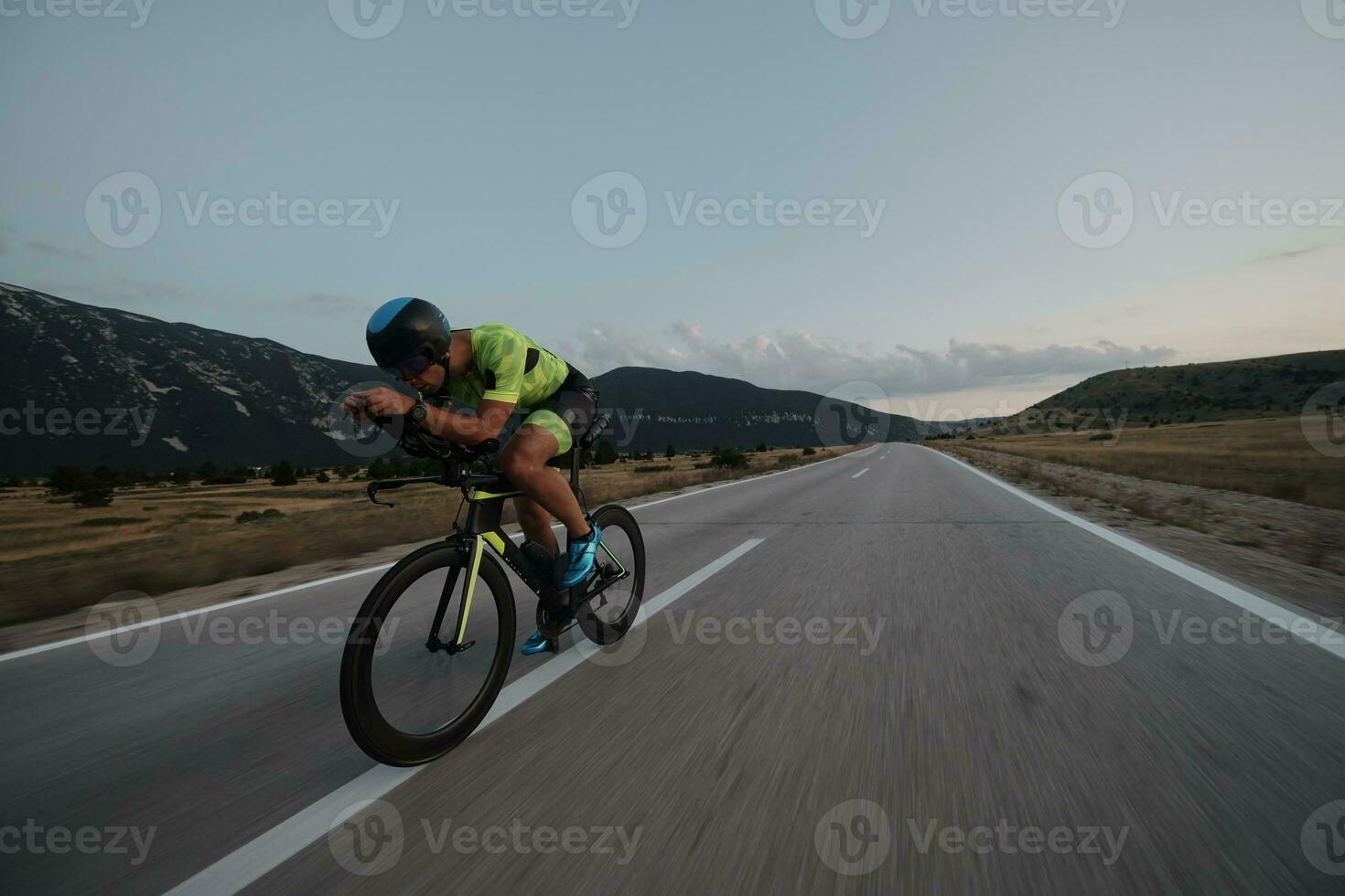 bici da corsa per atleta di triathlon foto