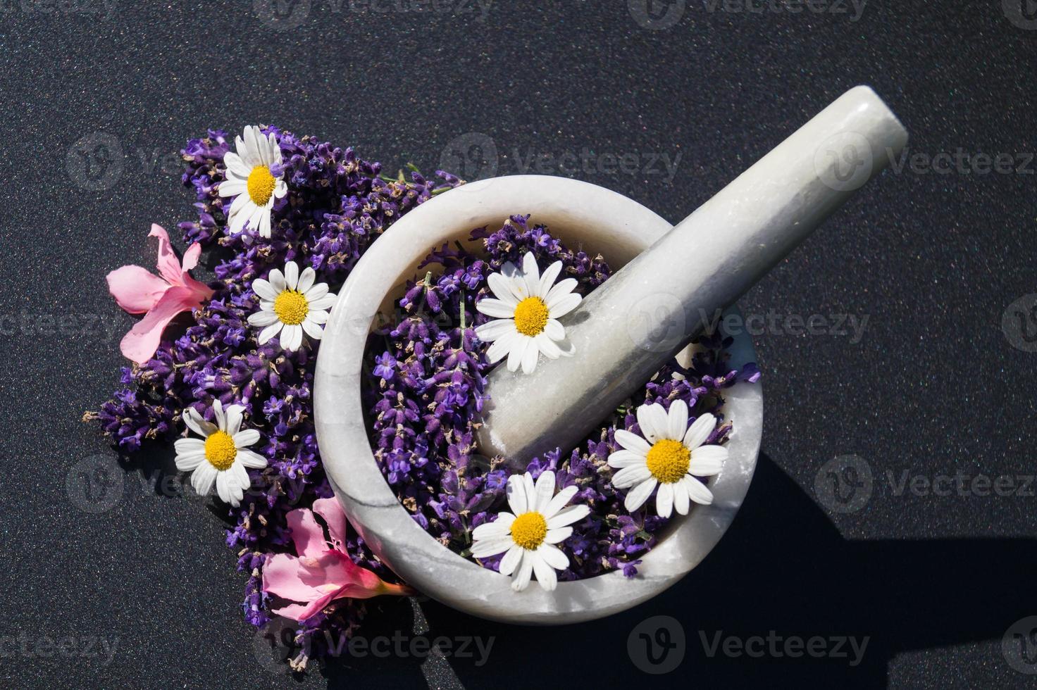 medicina alternativa con lavanda fresca foto