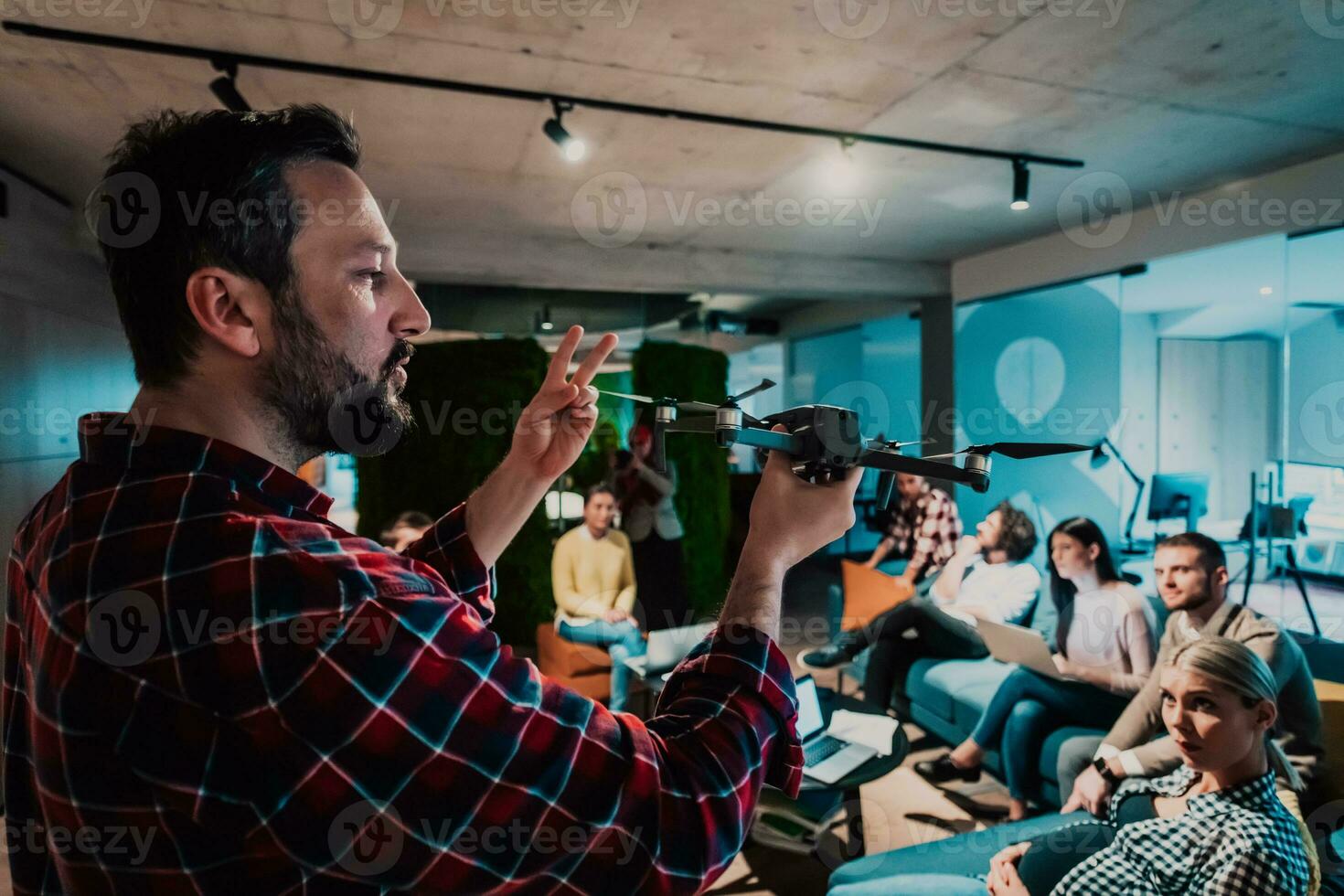 un' barbuto uomo nel un' moderno ufficio spiegando per il suo giovane diverso squadra Come un' fuco Lavorando foto