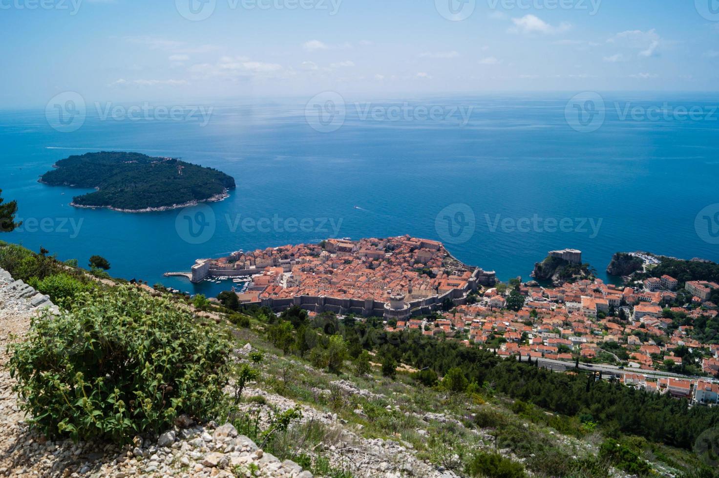 vista dal monte sdr su otok lokrum, isola vicino a dubrovnik croazia foto