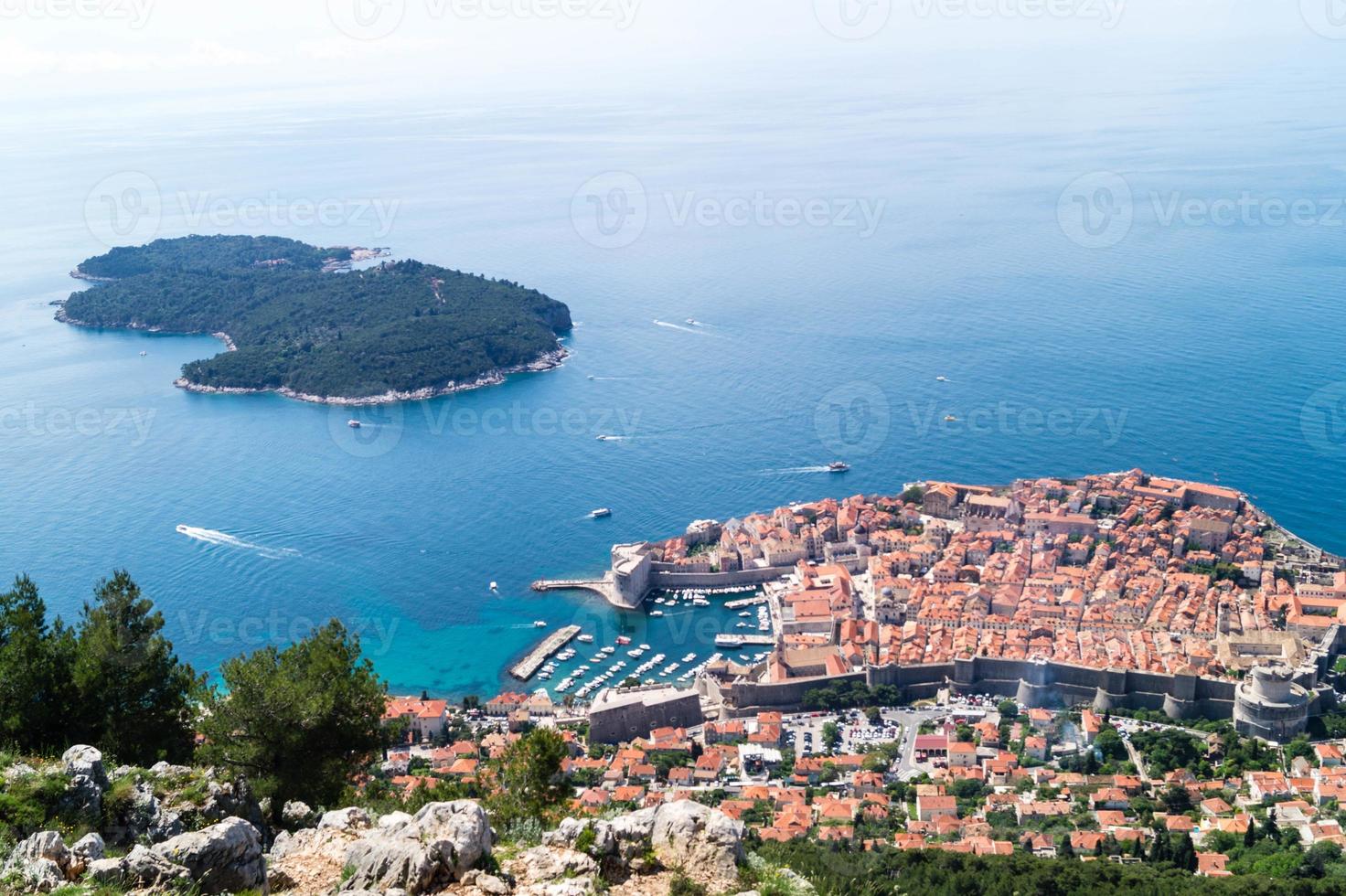 vista dal monte sdr su otok lokrum, isola vicino a dubrovnik croazia foto