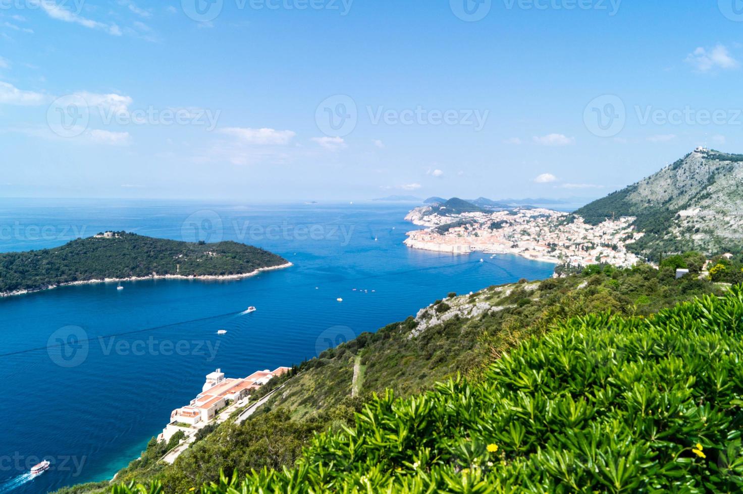 vista dal monte sdr su otok lokrum, isola vicino a dubrovnik croazia foto