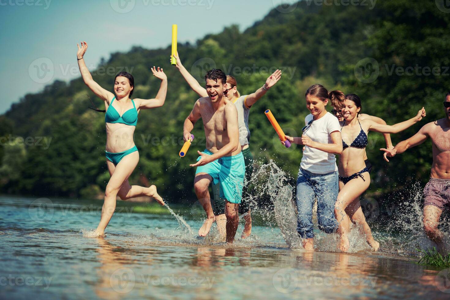 estate gioia amici avendo divertimento su fiume foto