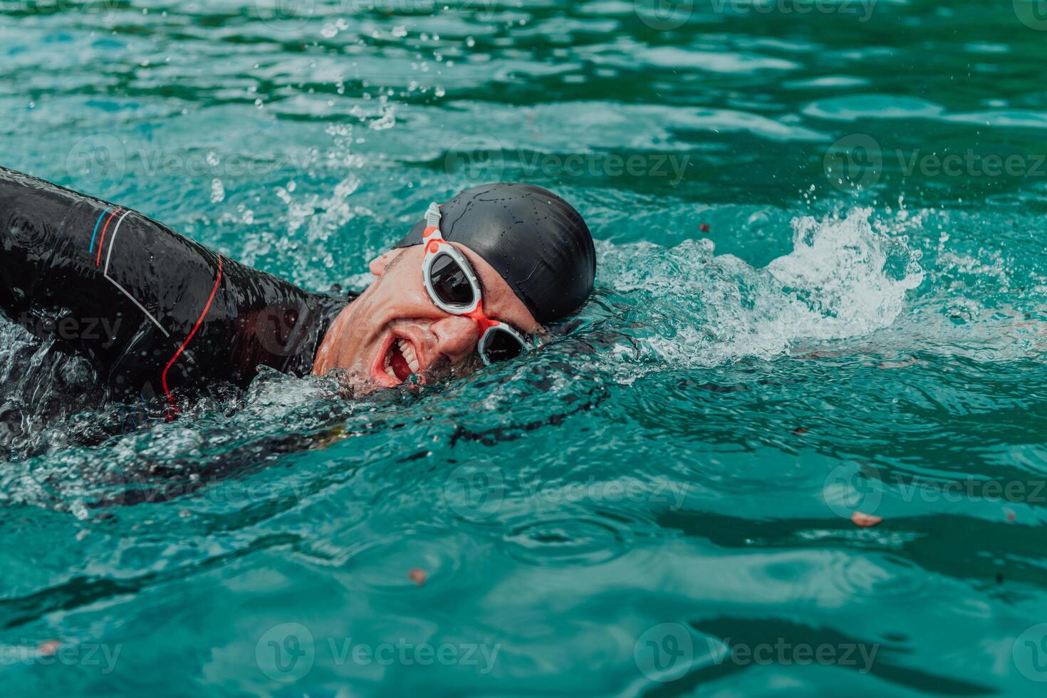 un' triatleta nel un' professionale nuoto completo da uomo treni su il fiume mentre preparazione per olimpico nuoto foto