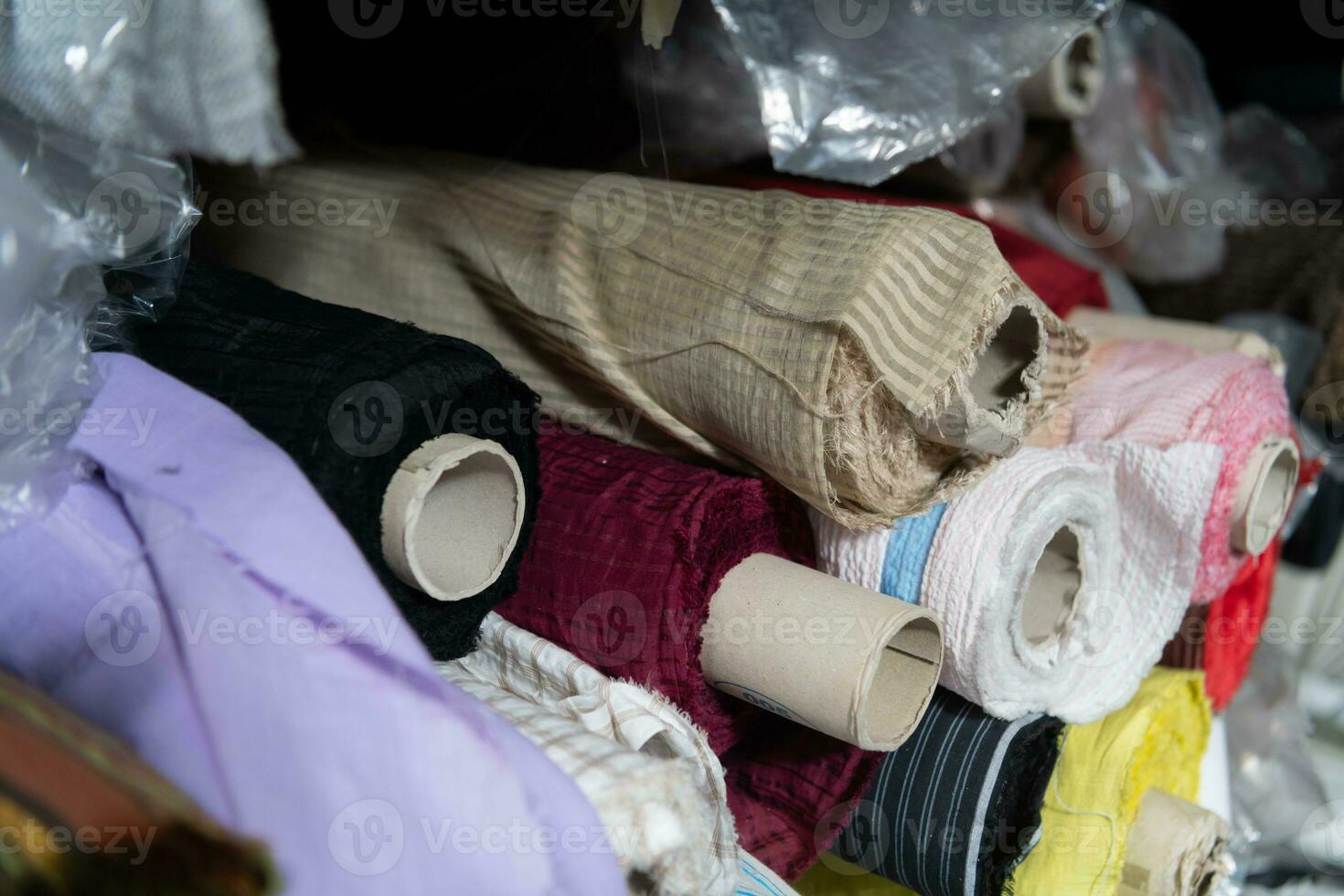 interno di un industriale magazzino con tessuto rotoli campioni. piccolo attività commerciale tessile colorato magazzino. foto