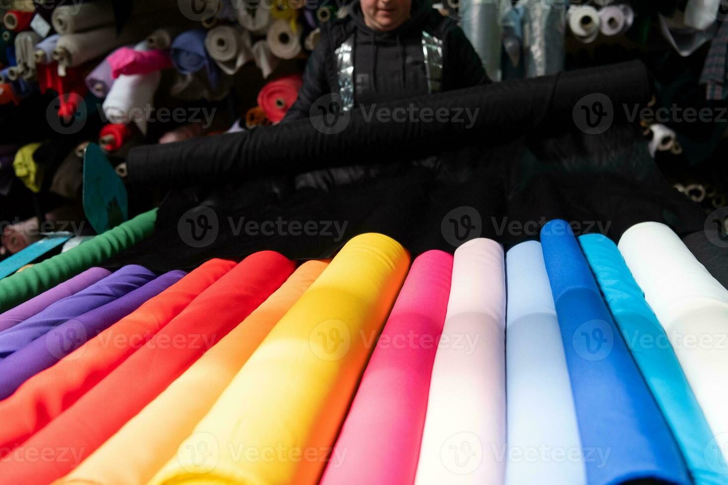 interno di un industriale magazzino con tessuto rotoli campioni. piccolo attività commerciale tessile colorato magazzino. foto