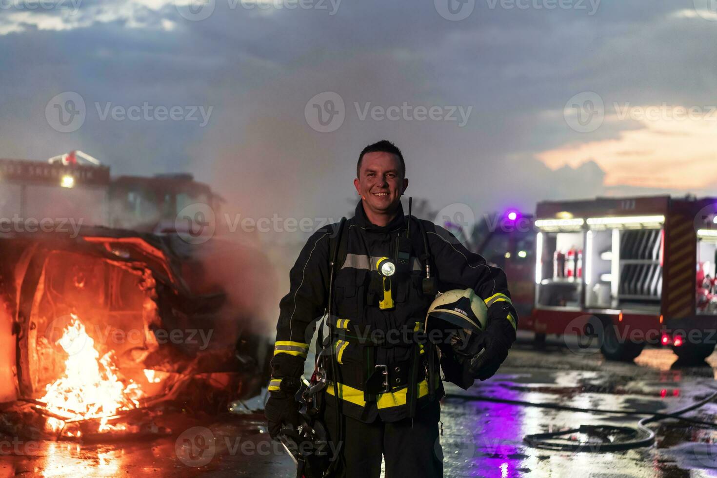 ritratto di un' eroico vigile del fuoco nel un' protettivo completo da uomo. pompiere nel fuoco combattente o auto incidente salvare operazione nel crepuscolo o notte. foto