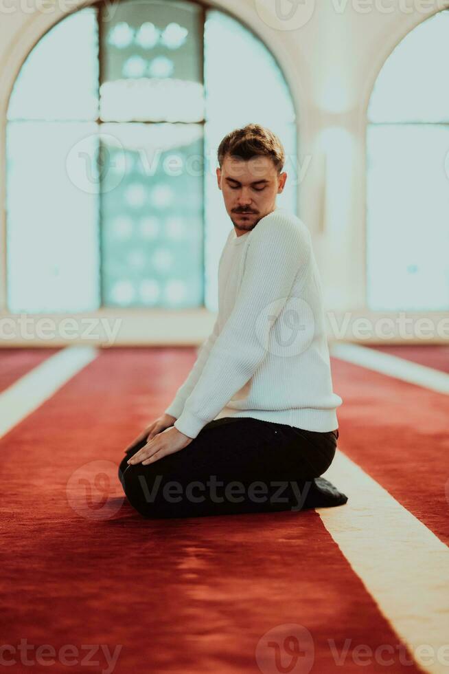 un' musulmano preghiere nel un' moderno moschea durante il santo musulmano mese di Ramadan foto