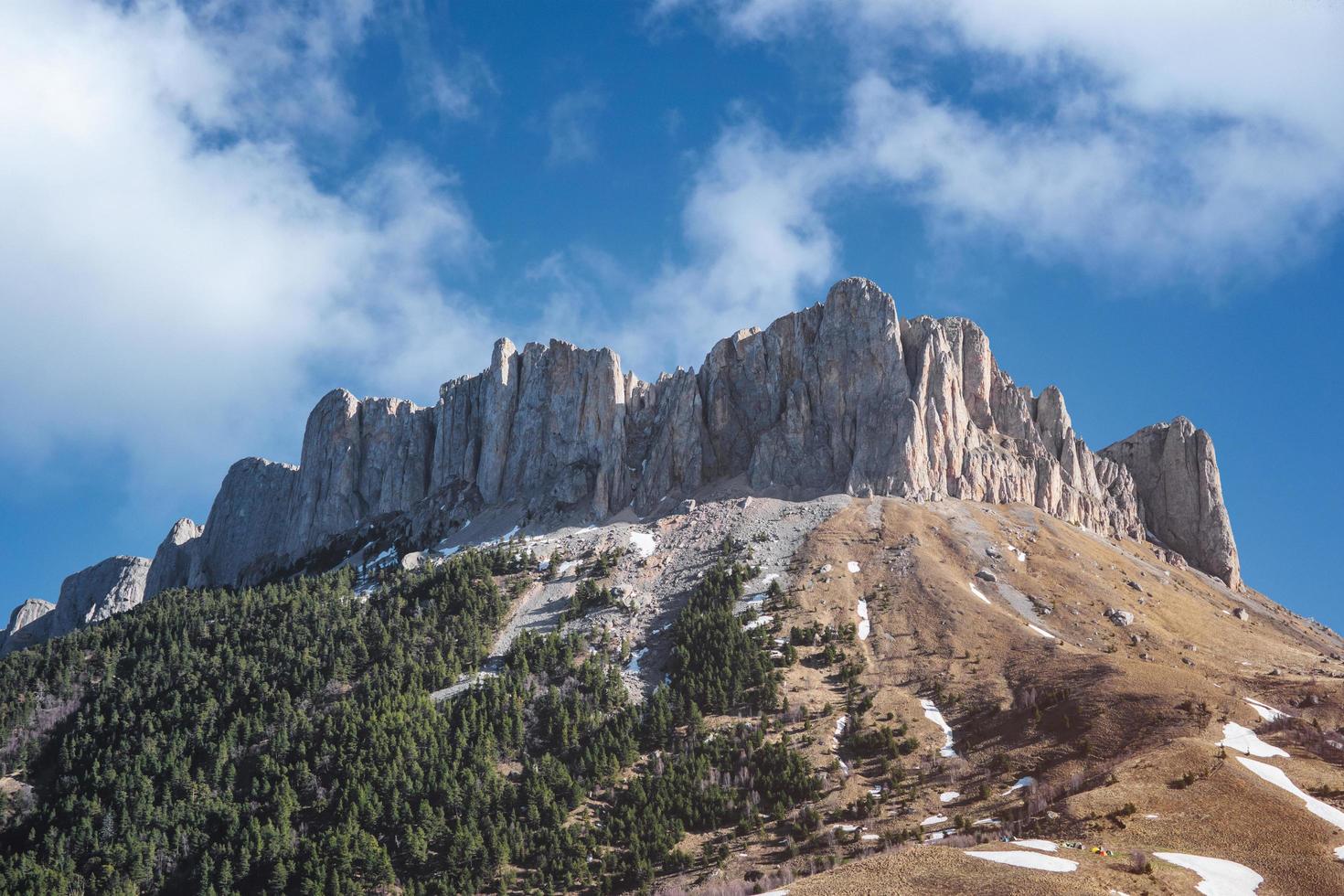 rocce dolomitiche con residui di neve nella stagione secca. foto