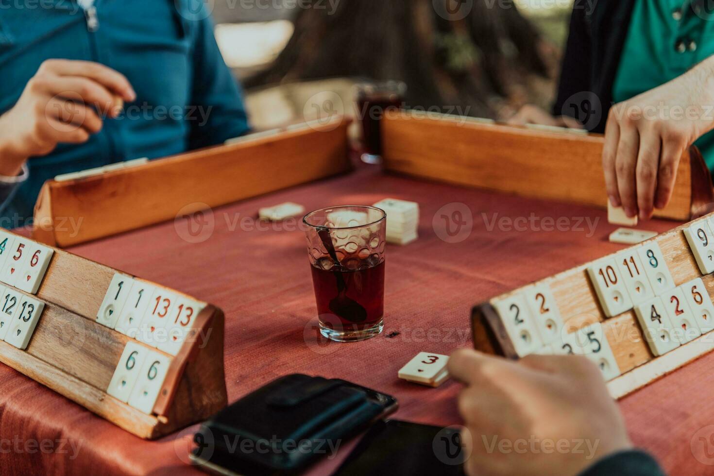 un' gruppo di uomini bevanda tradizionale Turco tè e giocare un' Turco gioco chiamato okey foto