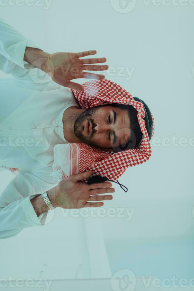 musulmano uomo fare sujud o sajdah su il bicchiere pavimento foto