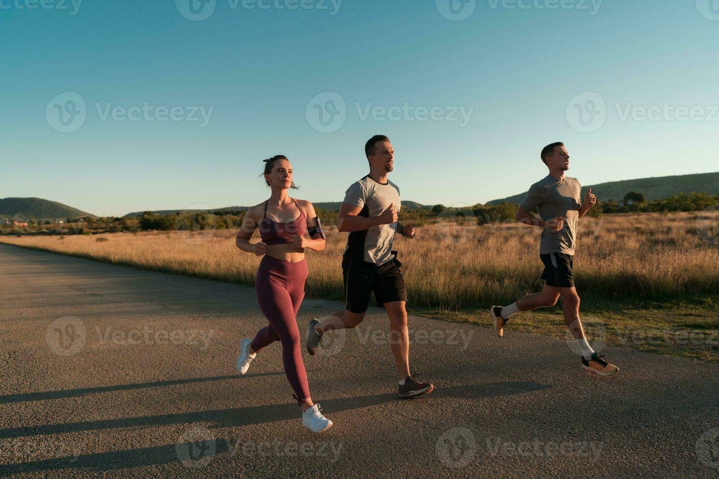 tre corridori sprint all'aperto - allegro persone formazione nel un' urbano la zona, salutare stile di vita e sport concetti foto