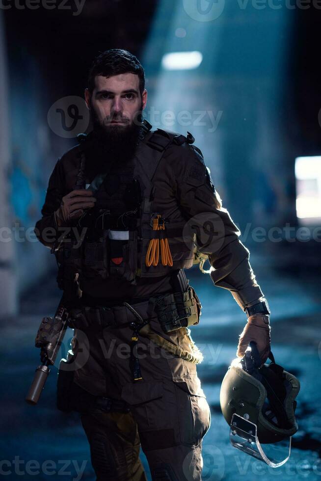 esercito soldato nel combattere uniformi con un assalto fucile e combattere casco notte missione buio sfondo. blu e viola gel leggero effetto. foto