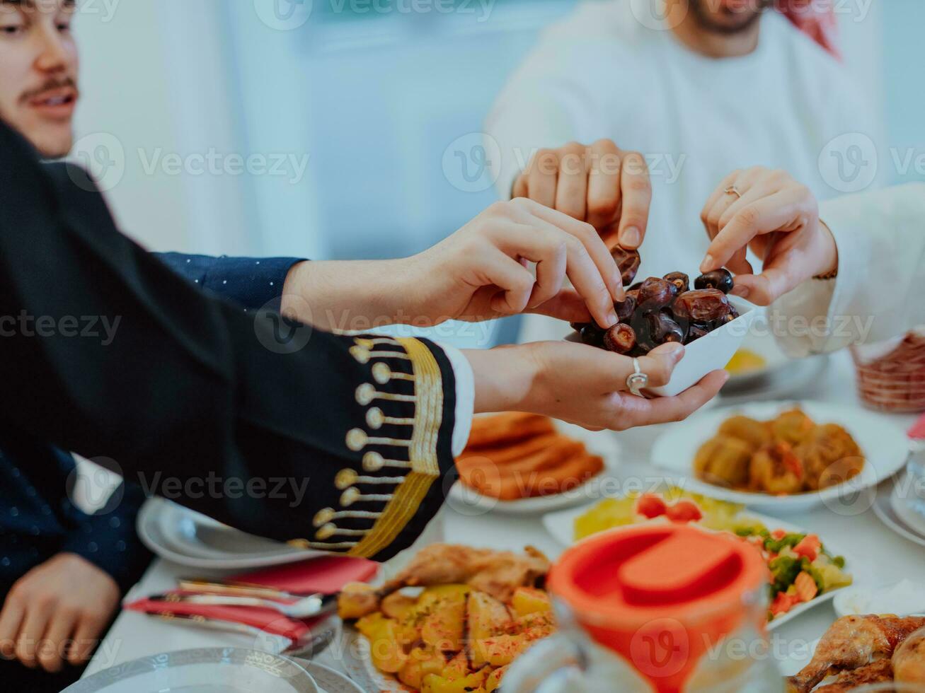 musulmano famiglia avendo iftar cena potabile acqua per rompere festa. mangiare tradizionale cibo durante Ramadan banchettare mese a casa. il islamico halal mangiare e potabile nel moderno casa foto