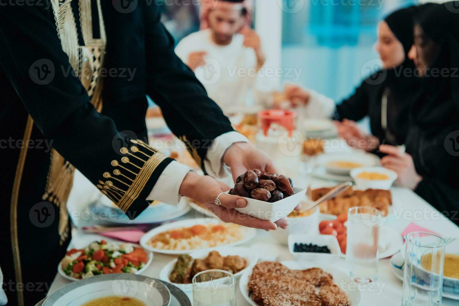 musulmano famiglia avendo iftar cena potabile acqua per rompere festa. mangiare tradizionale cibo durante Ramadan banchettare mese a casa. il islamico halal mangiare e potabile nel moderno casa foto