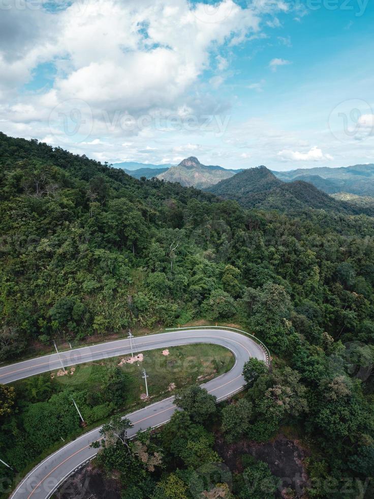 strada di montagna e alberi verdi dall'alto foto