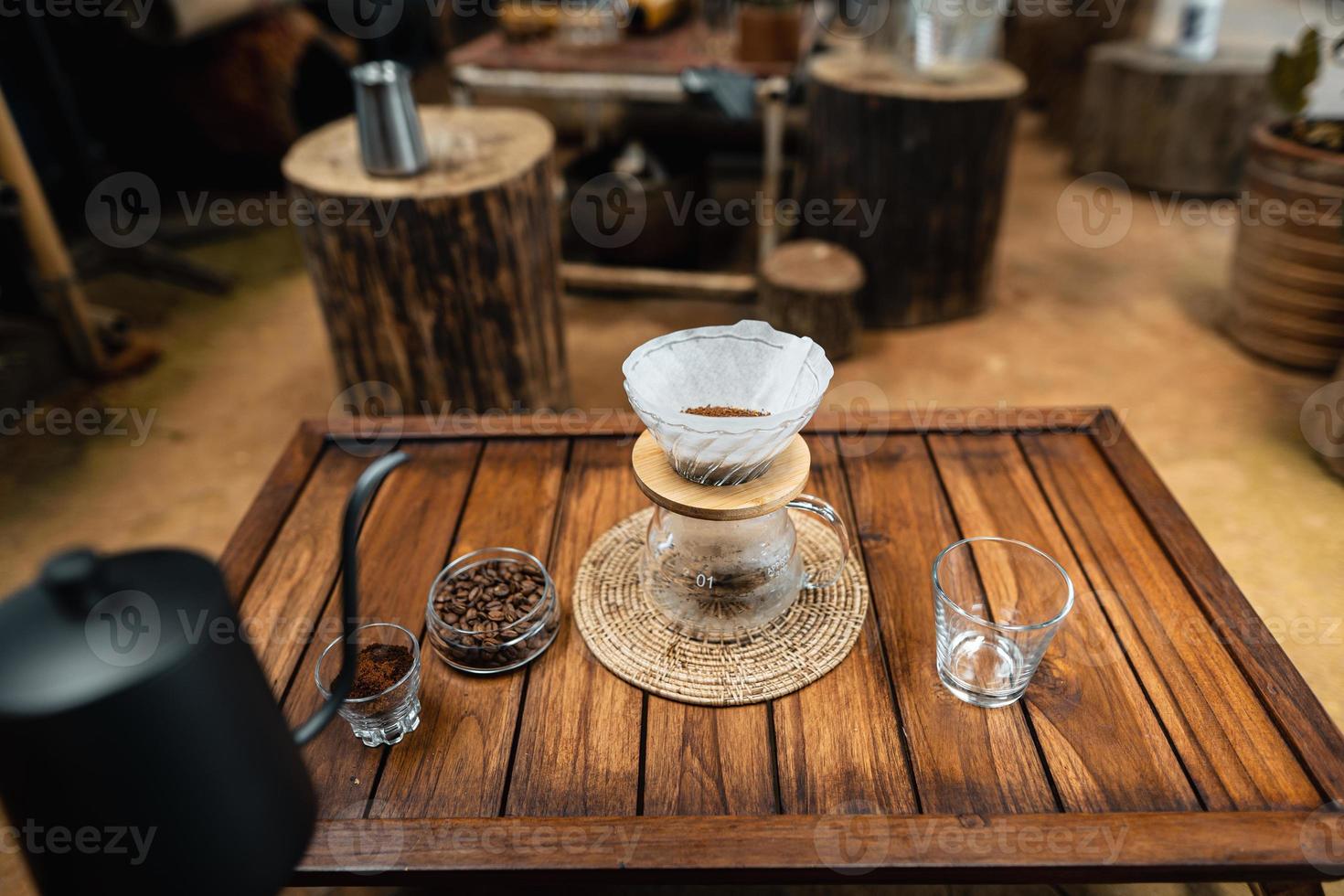 caffè gocciolante su un tavolo di legno a casa foto