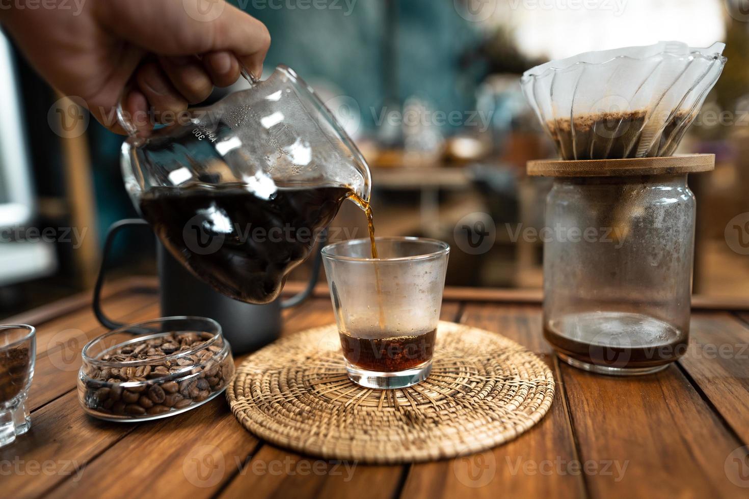 caffè gocciolante su un tavolo di legno a casa foto