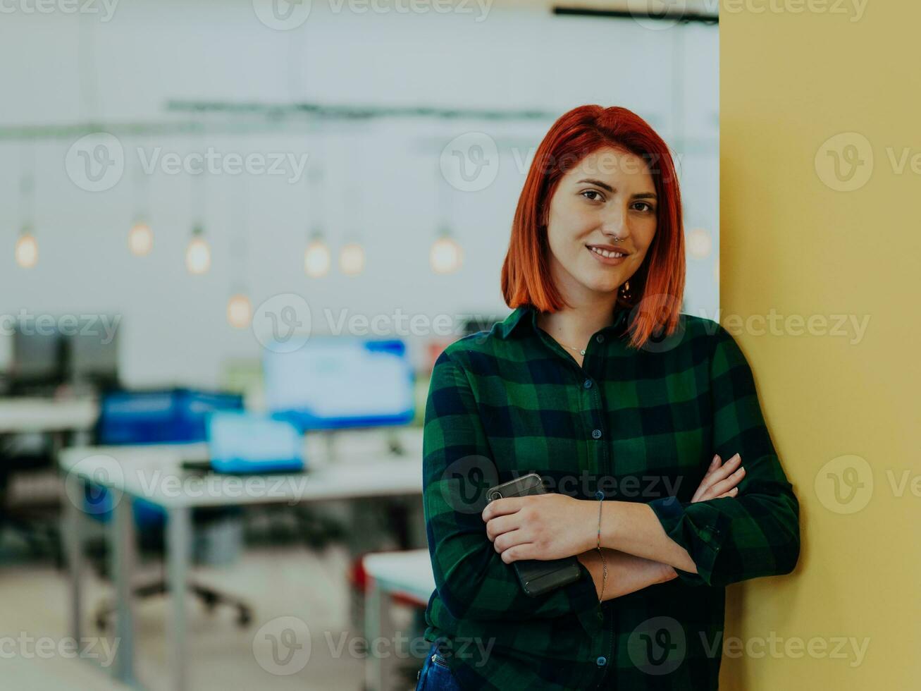 colpo alla testa ritratto di un' moderno donna con attraversato braccia nel il ufficio a notte di il finestra foto