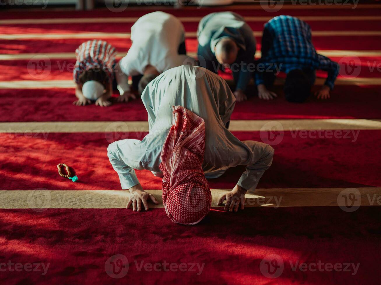 un' gruppo di I musulmani nel un' moderno moschea preghiere il musulmano preghiera namaz, durante il santo mese di Ramadan foto