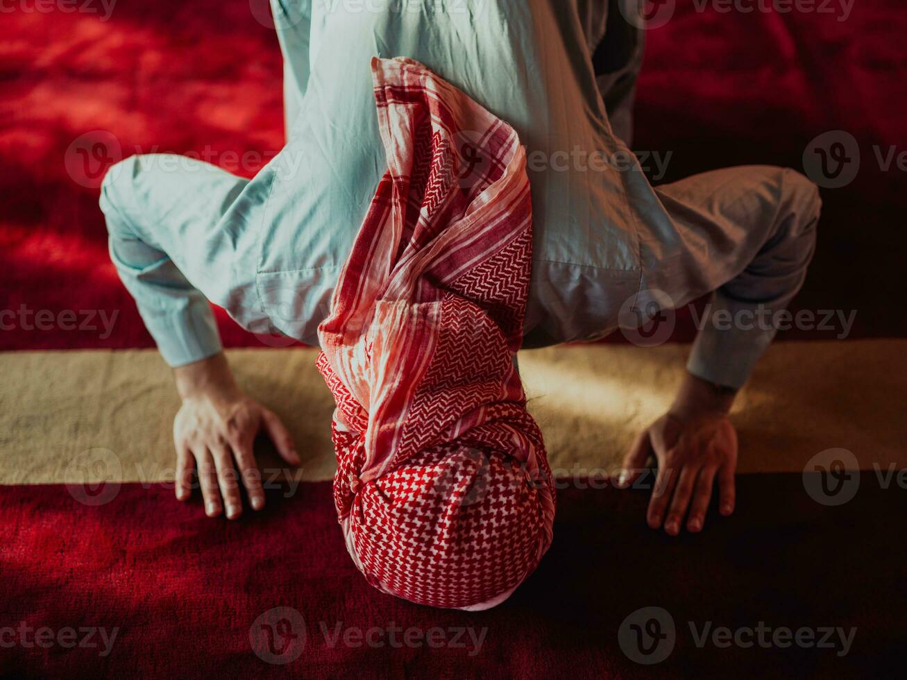 un' musulmano preghiere nel un' moderno moschea durante il santo musulmano mese di Ramadan foto