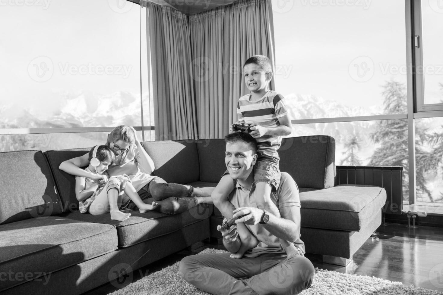 contento famiglia giocando un' video gioco foto
