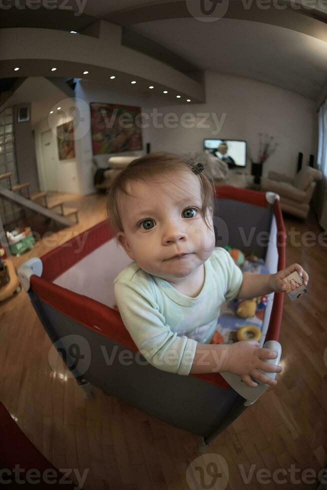 carino poco bambino giocando nel mobile letto foto