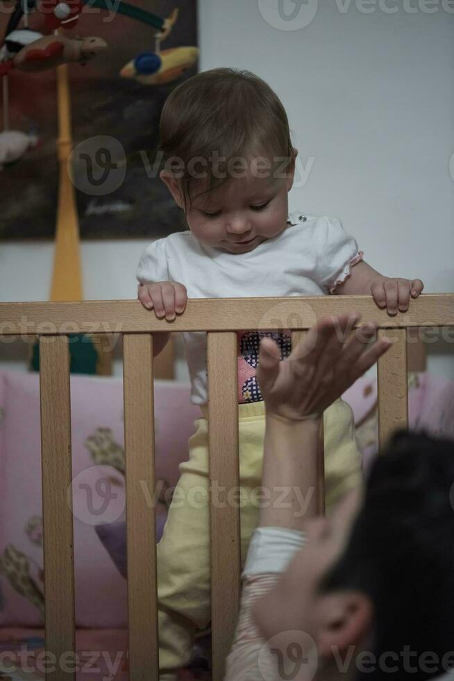 carino poco uno anno vecchio bambino e fabbricazione primo passaggi nel letto foto