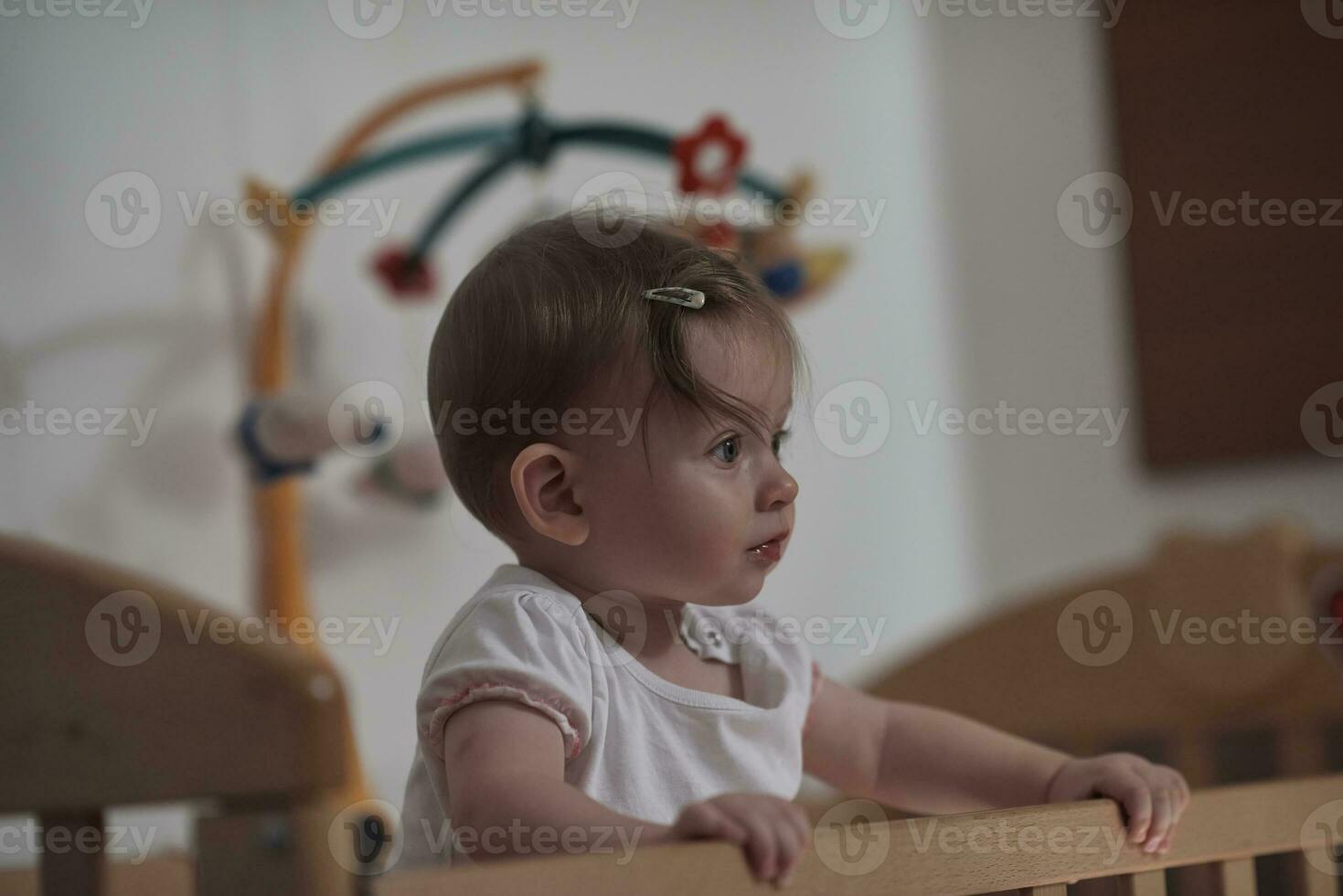 carino poco uno anno vecchio bambino e fabbricazione primo passaggi nel letto foto