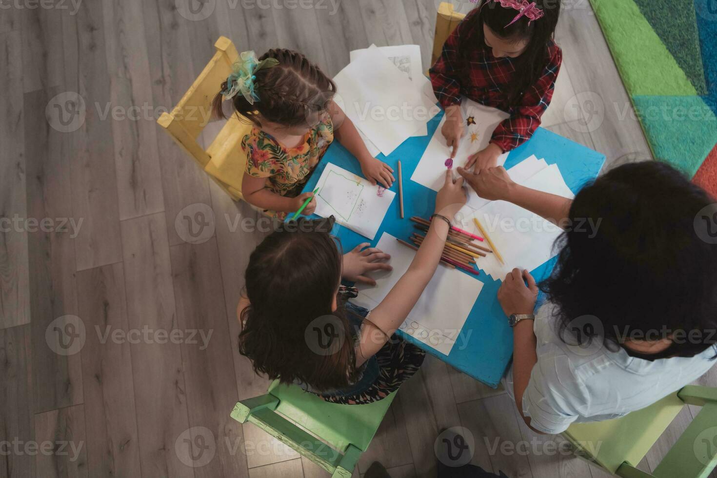 creativo bambini durante un arte classe nel un' asilo nido centro o elementare scuola aula disegno con femmina insegnante. foto