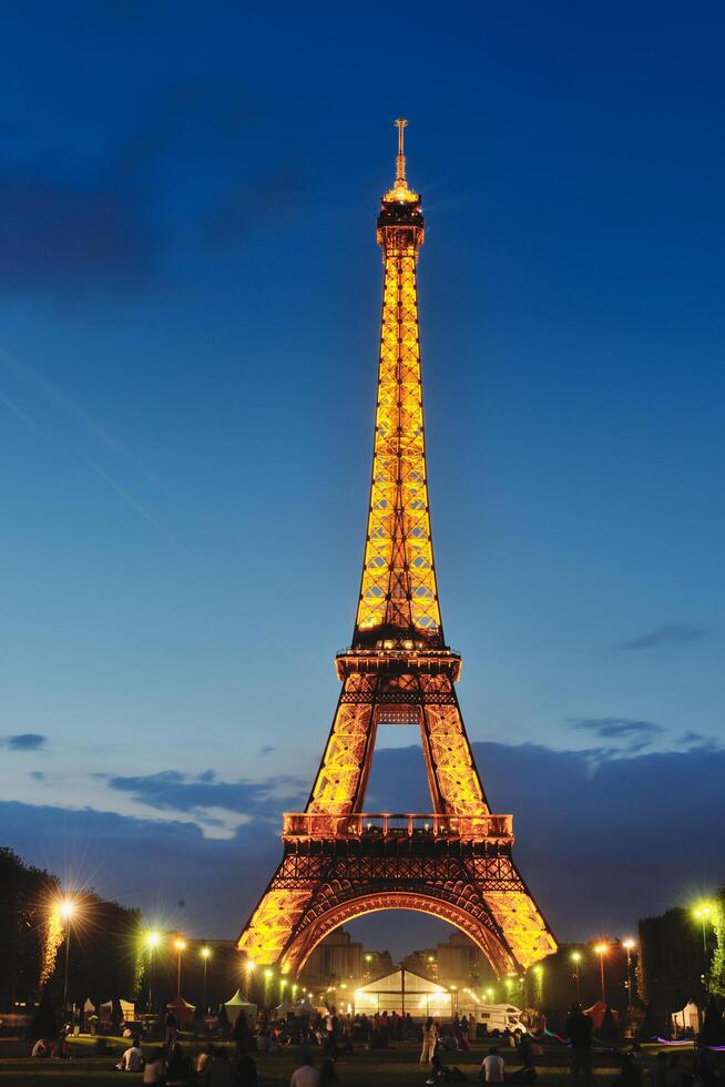 effet Torre nel Parigi a notte foto