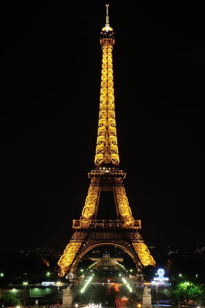 effet Torre nel Parigi a notte foto