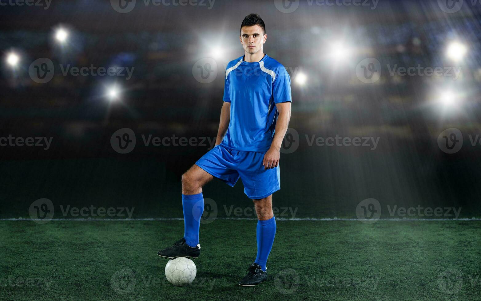 calcio giocatore nel davanti di grande moderno stadio con razzi e luci foto
