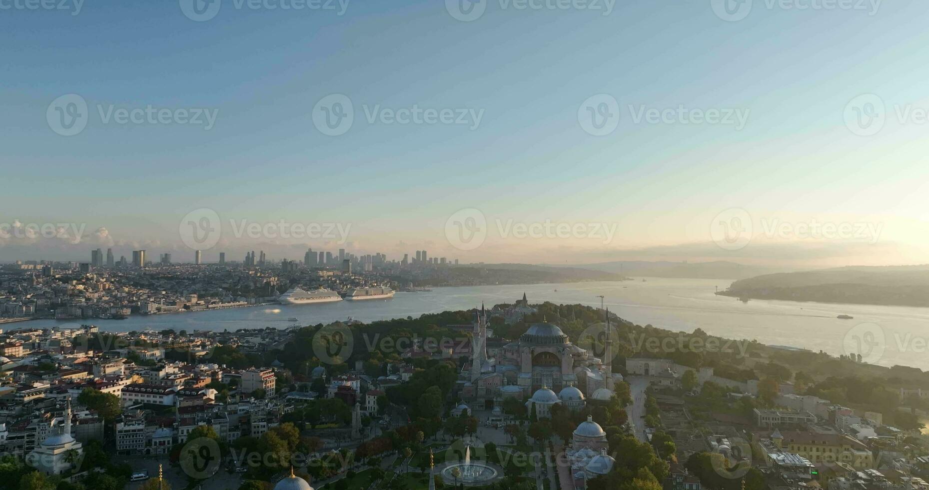 Istanbul, tacchino. sultanahmet con il blu moschea e il hagia sophia con un' d'oro corno su il sfondo a Alba. cinematico aereo Visualizza. foto