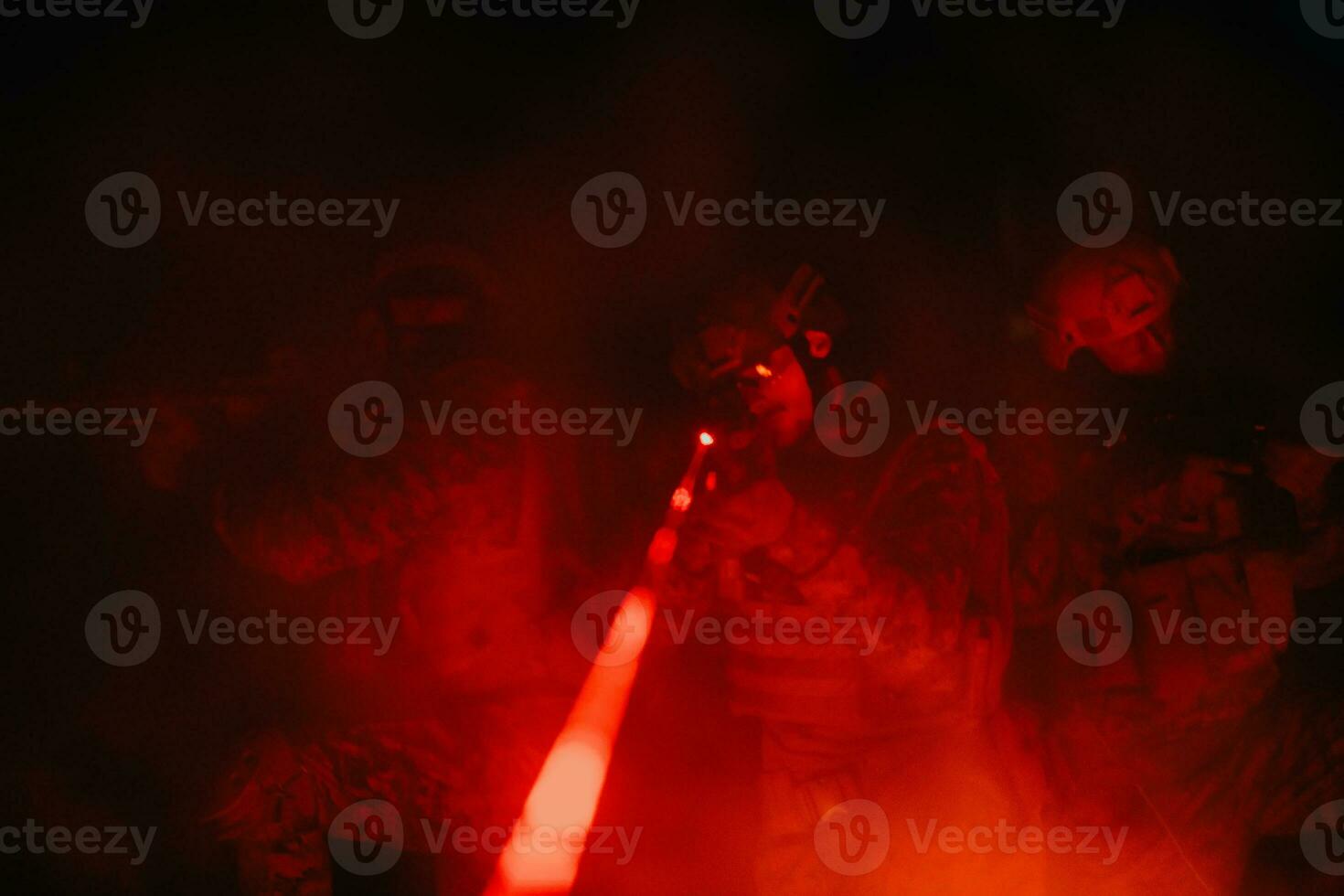 soldati squadra nel azione su notte missione utilizzando laser vista fascio luci militare squadra concetto foto