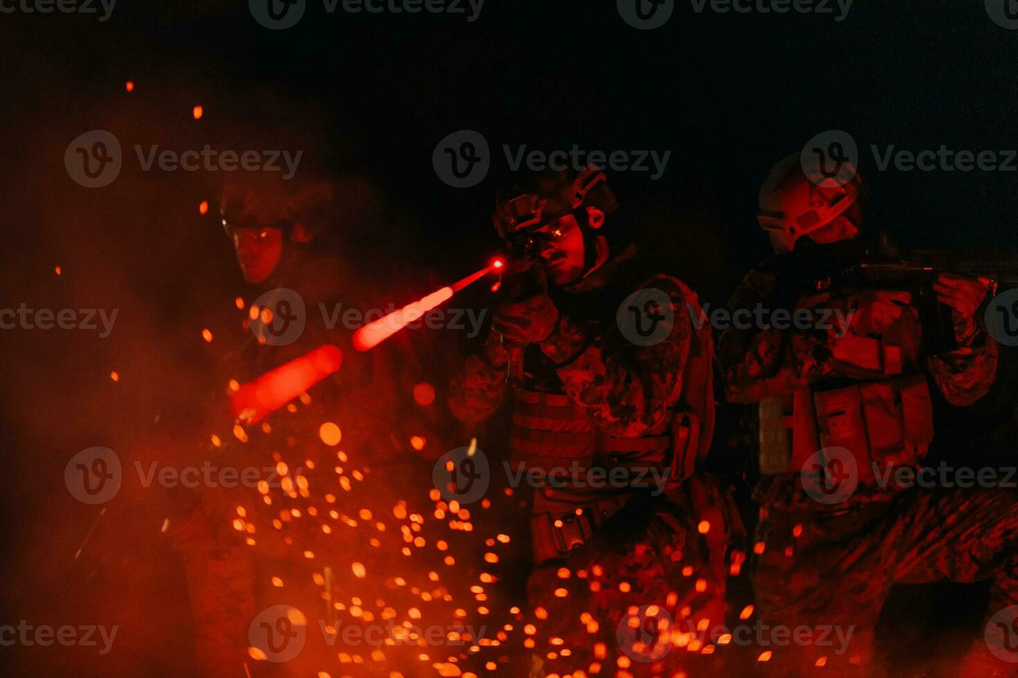 soldati squadra nel azione su notte missione utilizzando laser vista fascio luci militare squadra concetto foto