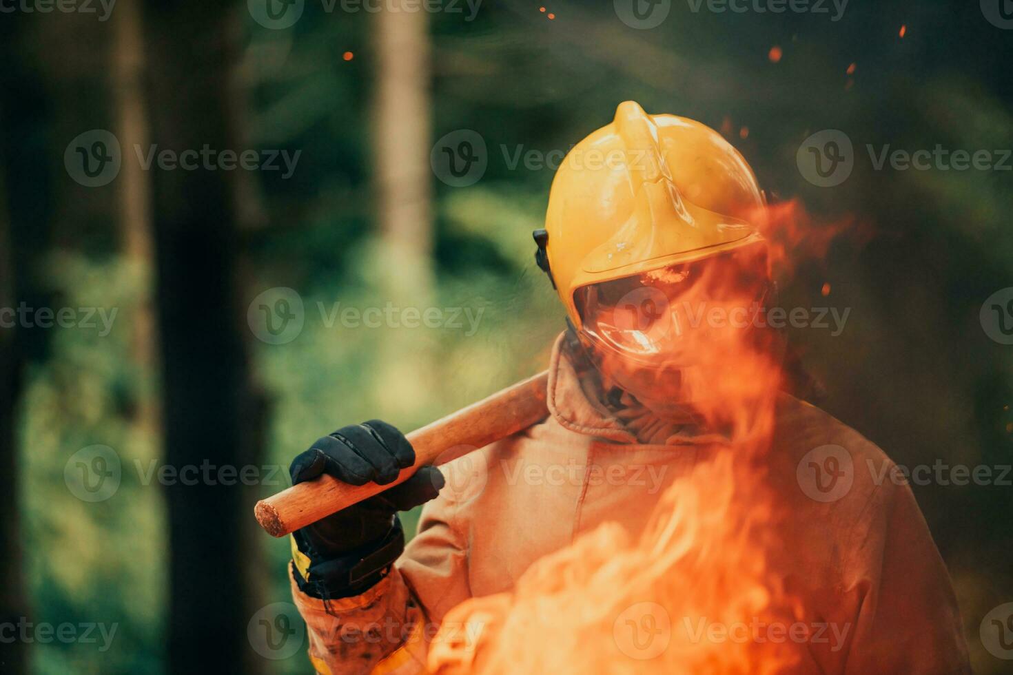 pompiere a lavoro. pompiere nel pericoloso foresta le zone circondato di forte fuoco. concetto di il opera di il fuoco servizio foto