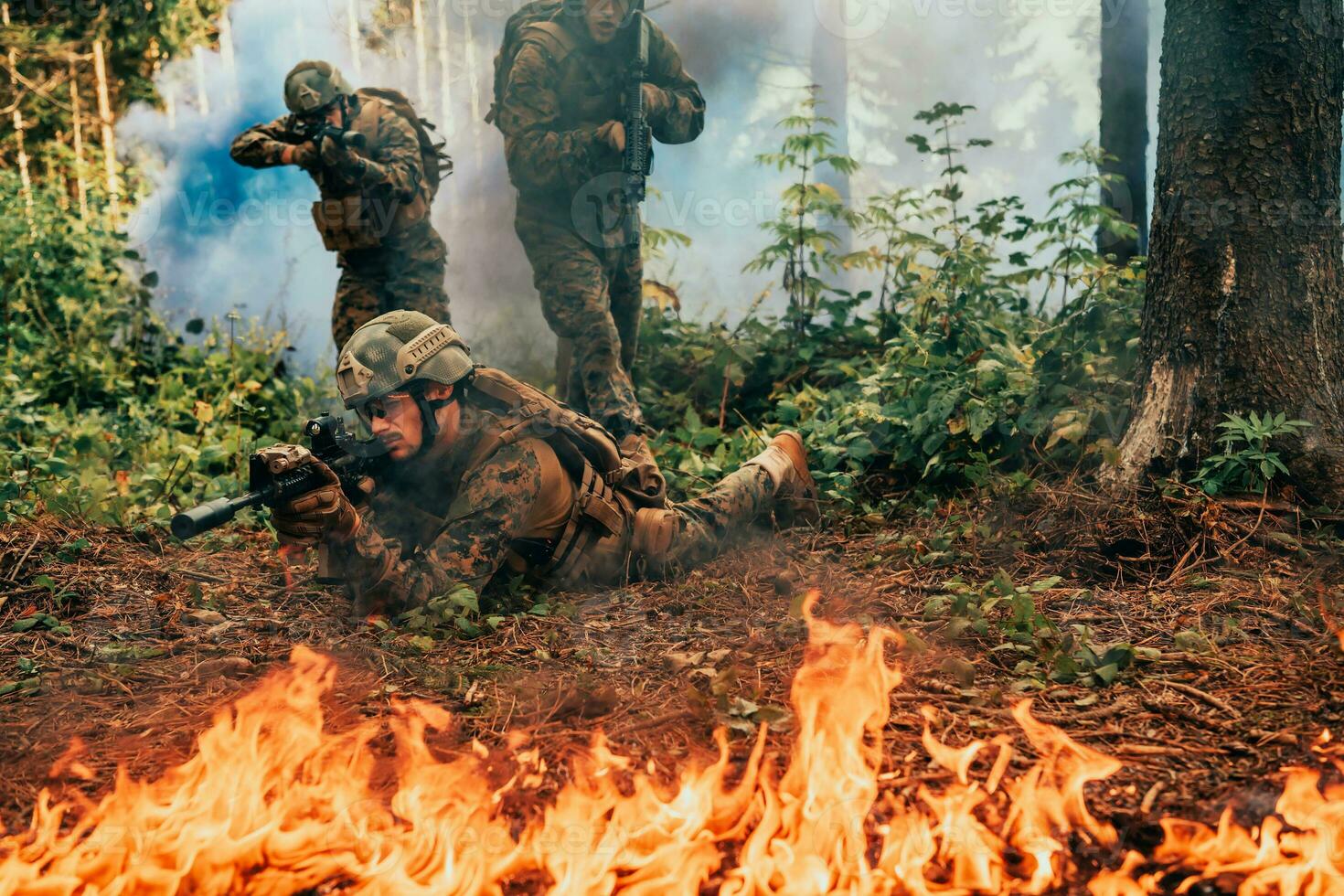 moderno guerra soldati circondato di fuoco combattimento nel denso e pericoloso foresta le zone foto