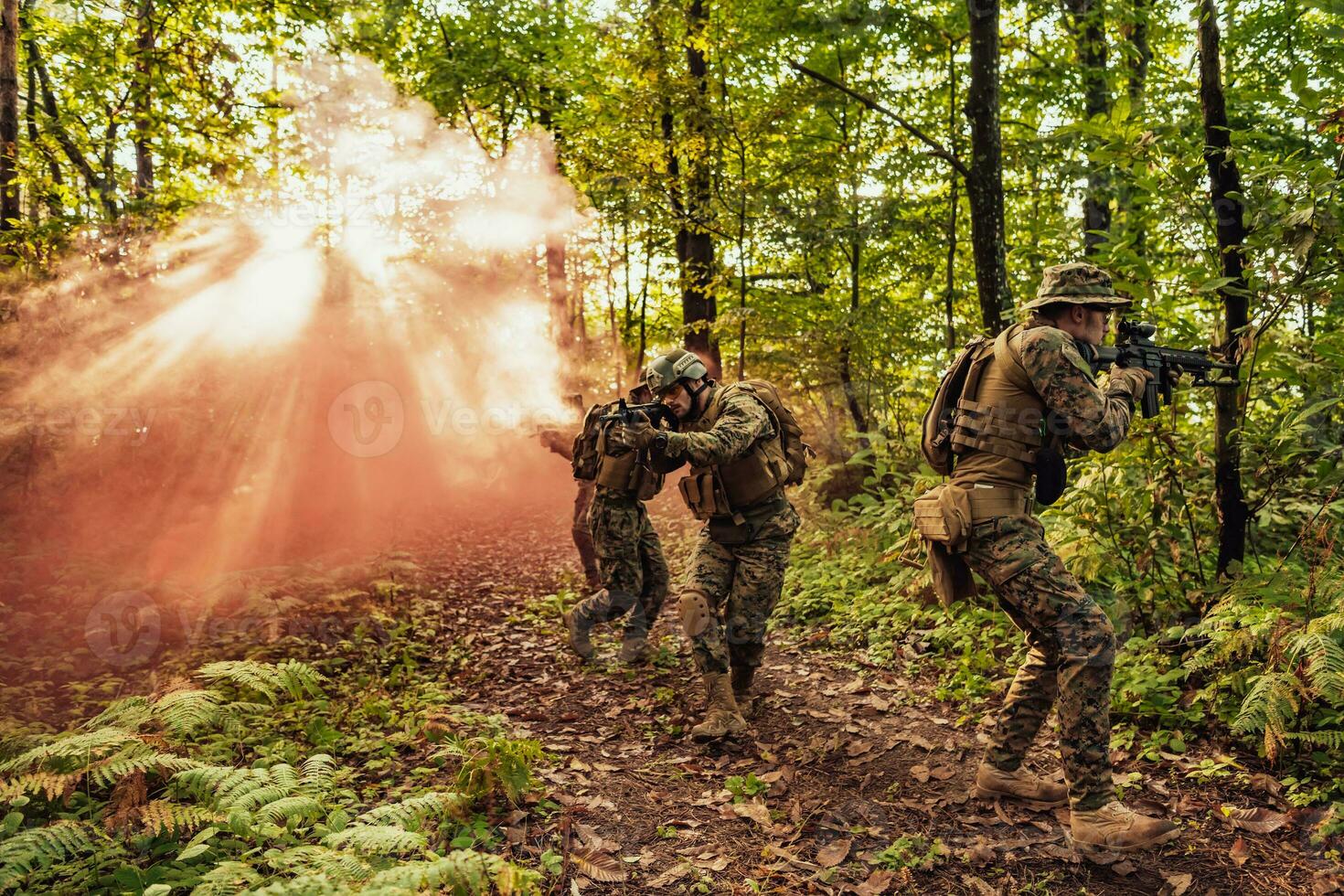 un' gruppo di moderno guerra soldati è combattente un' guerra nel pericoloso a distanza foresta le zone. un' gruppo di soldati è combattente su il nemico linea con moderno Armi. il concetto di guerra e militare conflitti foto