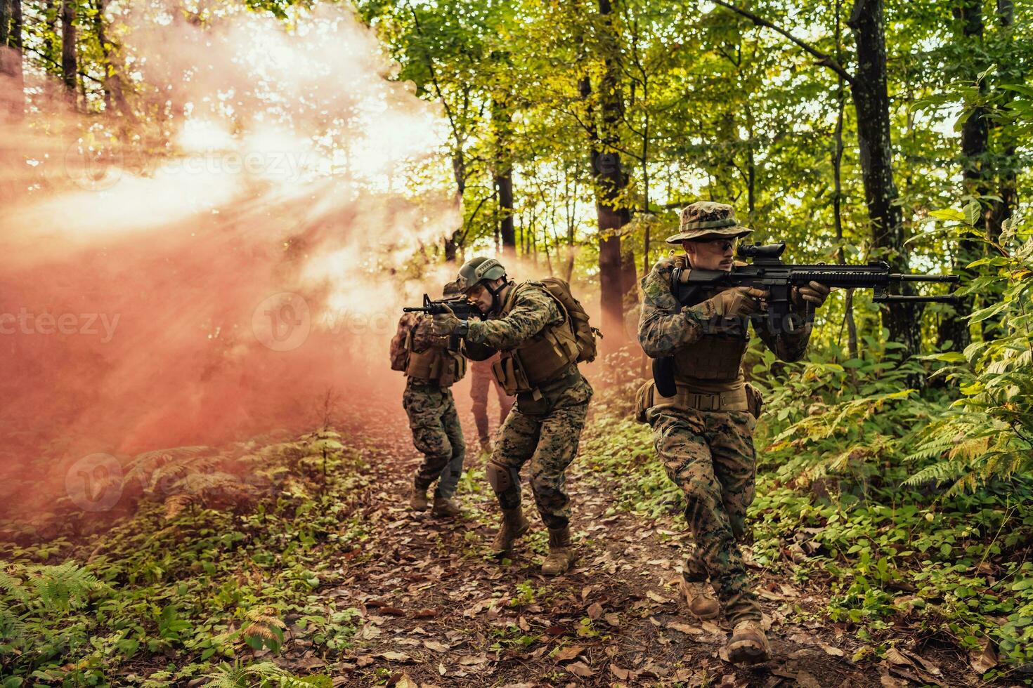 un' gruppo di moderno guerra soldati è combattente un' guerra nel pericoloso a distanza foresta le zone. un' gruppo di soldati è combattente su il nemico linea con moderno Armi. il concetto di guerra e militare conflitti foto