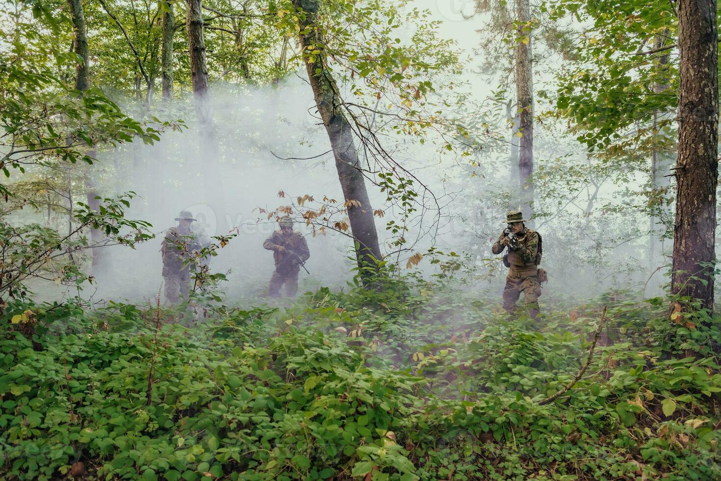 un' gruppo di moderno guerra soldati è combattente un' guerra nel pericoloso a distanza foresta le zone. un' gruppo di soldati è combattente su il nemico linea con moderno Armi. il concetto di guerra e militare conflitti foto