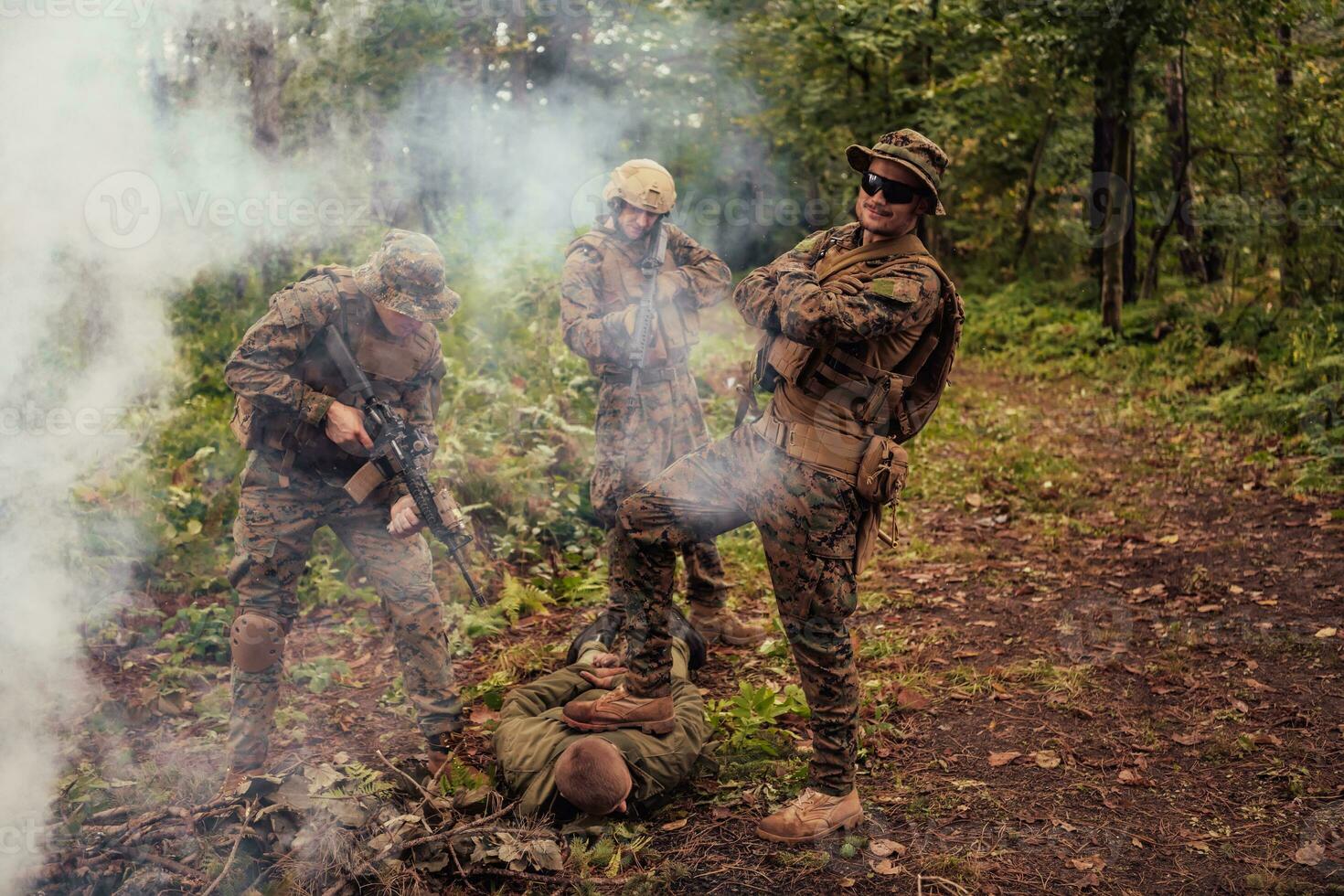 soldati squadra era catturare vivo terrorista e interrogatorio loro su loro su speciale tattica violento modo foto