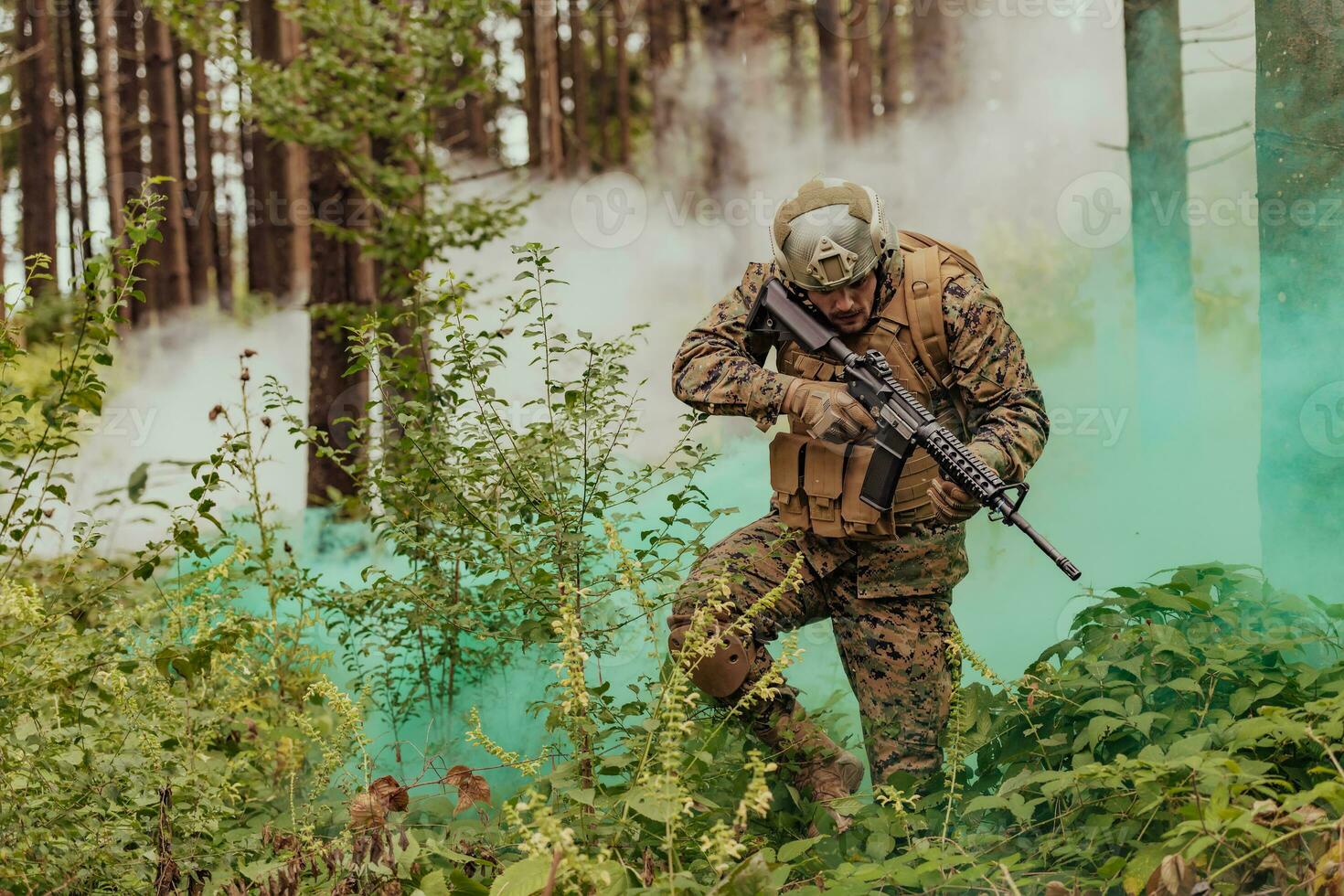 un' moderno guerra soldato su guerra dovere nel denso e pericoloso foresta le zone. pericoloso militare salvare operazioni foto